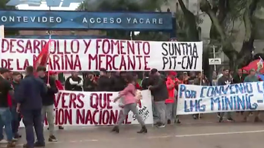 Trabajadores del mar cortaron acceso al Puerto de Montevideo en reclamo por más empleo y regulación