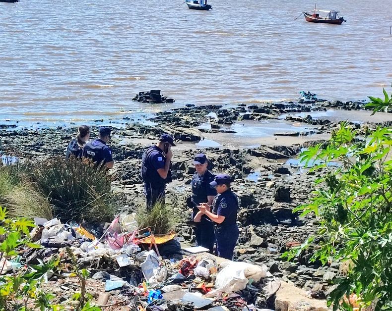 El cuerpo estaba maniatado y presentaba un corte en el cuello.