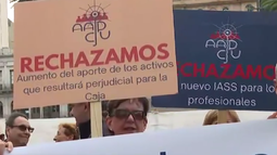 Profesionales independientes protestaron contra el proyecto de reforma de la Caja de Profesionales