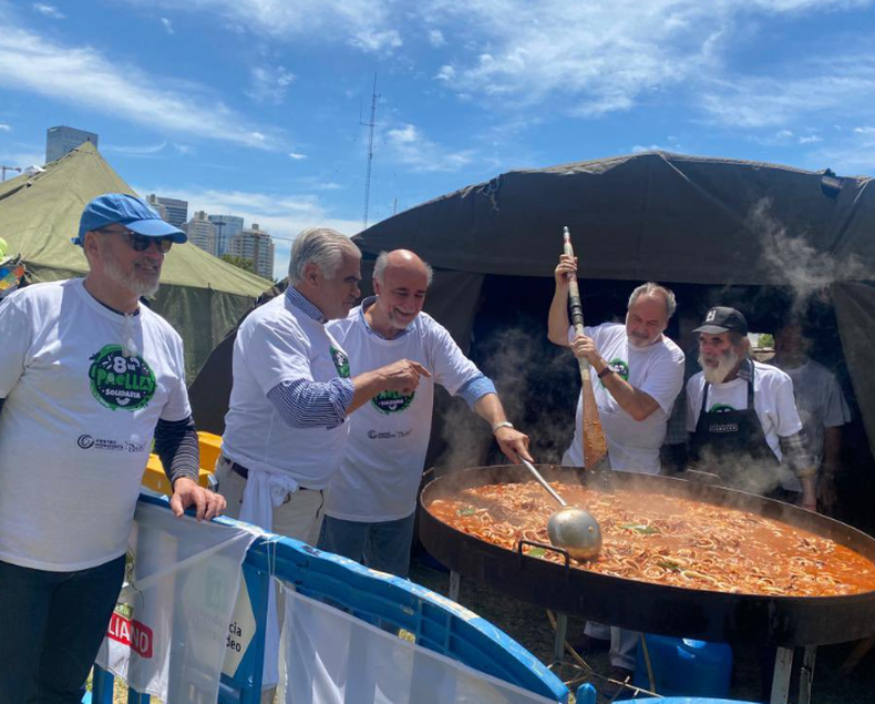 El ministro de Trabajo, Pablo Mieres, y el senador Jorge Gandini del Partido Nacional en la paella solidaria del Centro Horizonte.