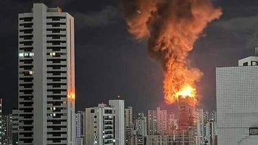 Un incendio afectó un edificio en construcción