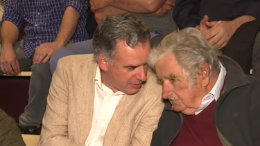 Yamandú Orsi con José Mujica.