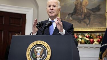 Biden dijo que no prevé en este momento más restricciones de viaje por ómicron