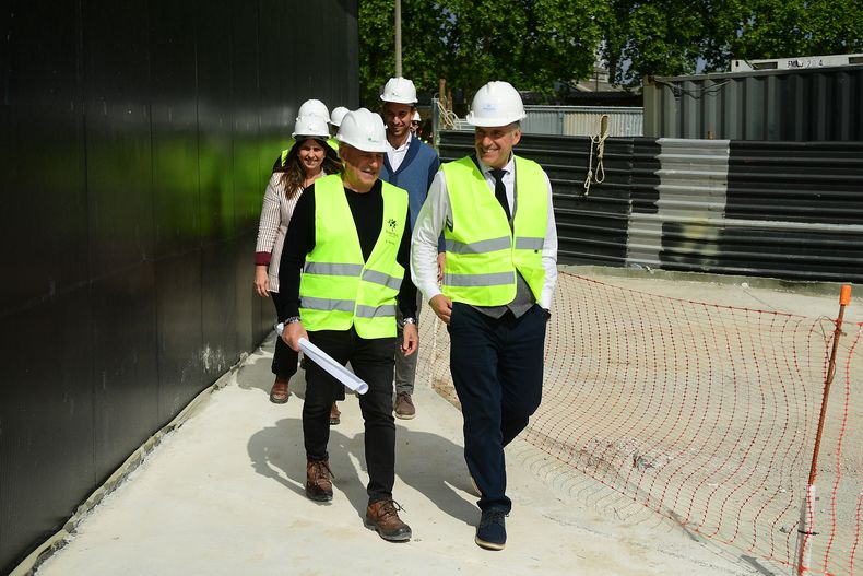 Orsi recorrió las obras de Aventura Shopping, que abrirá el 19 de noviembre en Sayago