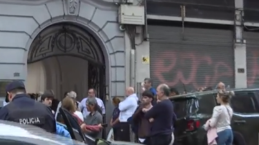 Al mediodía del domingo hubo cola para votar en el Consulado argentino en Montevideo.