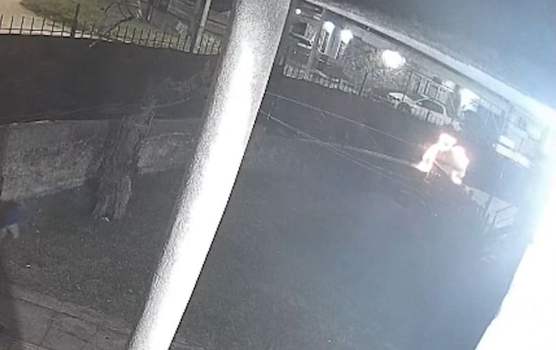 Vecinos denuncian ataque incendiario en vivienda del Mercado Modelo: prendieron fuego una malla sombra