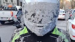 Inspectores de tránsito resultaron bañados con material de construcción mientras pasaban por una obra