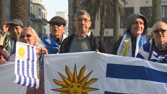 Los extrabajadores de Salto Grande se movilizaron frente a la Torre Ejecutiva.