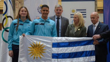 La ceremonia de entrega del pabellón nacional a los deportistas, que participarán de los Juegos Olímpicos en Santiago, se realizó en el Parlamento.