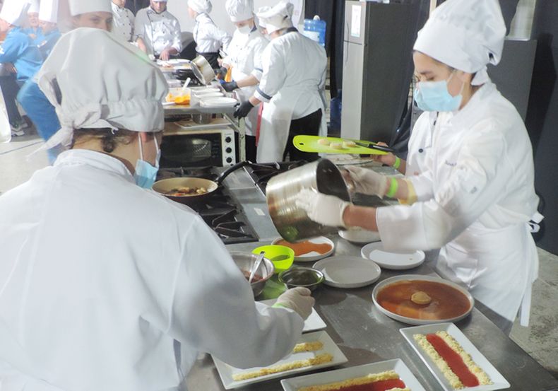 Equipos en competencia de cocina