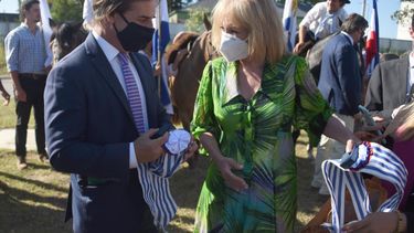Lacalle Pou le cedió la banda a Carolina Cosse para que vaya practicando