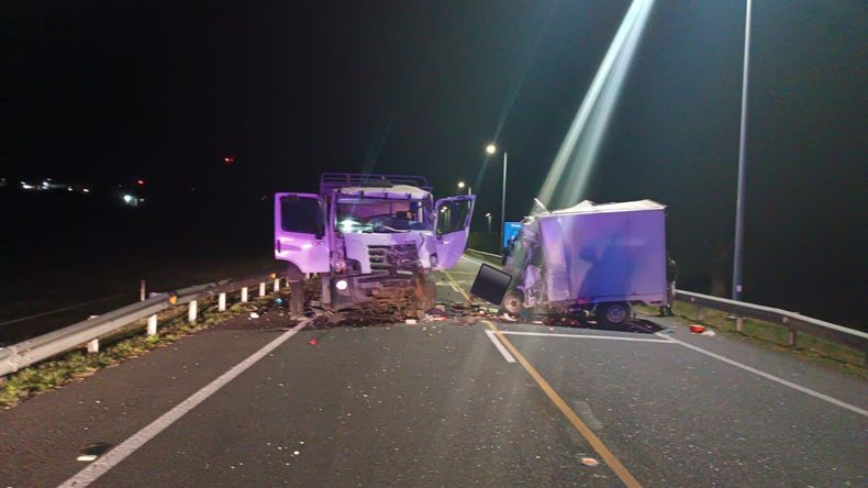 Choque frontal entre camiones en ruta 8 y ruta 80.