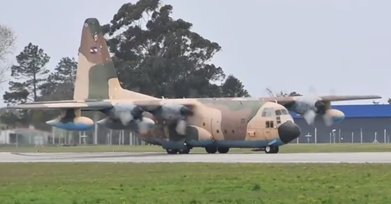 El Hércules FAU 594 partió en misión humanitaria para repatriar a uruguayos desde Israel.