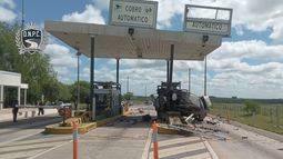 Brutal choque de un auto contra cabina de peaje en Lavalleja: murió el conductor del vehículo