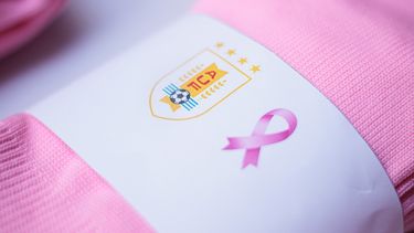 Cáncer de mama: AUF subastará medias firmadas por jugadores de la Selección para apoyar al Clínicas