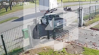 Dos ocupantes de una moto resultaron lesionados tras chocar contra un camión en barrio Lavalleja
