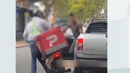 A golpes en plena calle: otro violento cruce entre un automovilista y un delivery