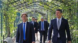 Luis Lacalle Pou se reunió con el futuro presidente de Paraguay, Santiago Peña, en la residencia de Suárez.