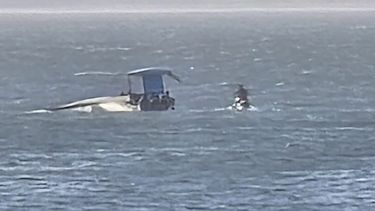 Punta del Este: guardavidas rescató a dos niños y tres adultos tras vuelco de catamarán en playa Mansa Punta del Este: guardavidas rescató a dos niños y tres adultos tras vuelco de catamarán en playa Mansa