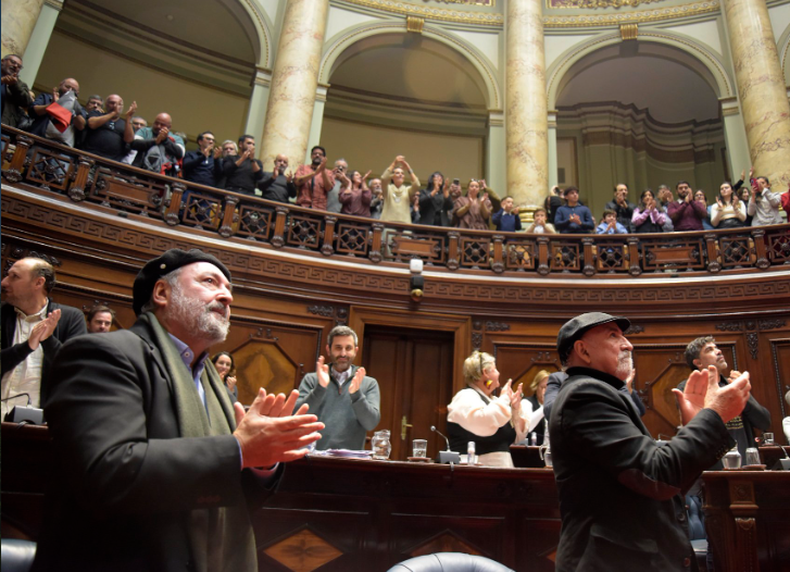 El dúo de música popular Larbanois & Carrero fue homenajeado este martes en el Senado al cumplirse 45 años de trayectoria.