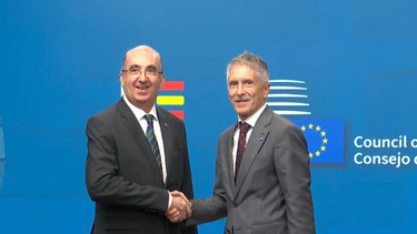 El subsecretario del Ministerio del Interior de Uruguay, Guillermo Maciel, y el ministro del Interior de España, Fernando Grande-Marlaska.