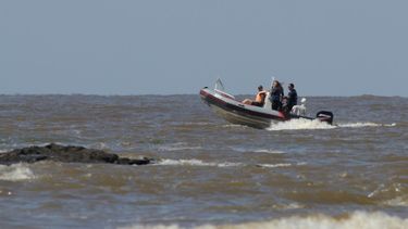 Prefectura rescató a un hombre flotando a 500 metros de la costa