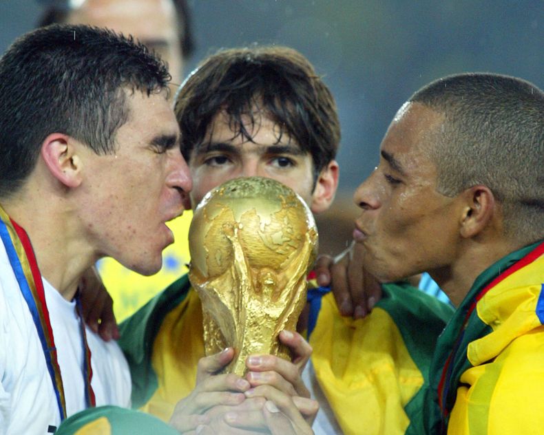 Exfutbolista Lucio (izq.) junto a Gilberto Silva (der.) y Kaká tras ganar el mundial de Corea-Japón 2002.