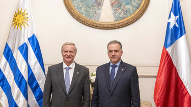 Presidentes Yamandú Orsi y José Antonio Kast de Chile. Presidentes Yamandú Orsi y José Antonio Kast de Chile.