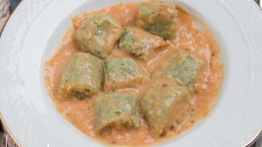 Marcelo Bornio nos enseña a preparar malfattis de espinaca rellenos con salsa cuatro quesos