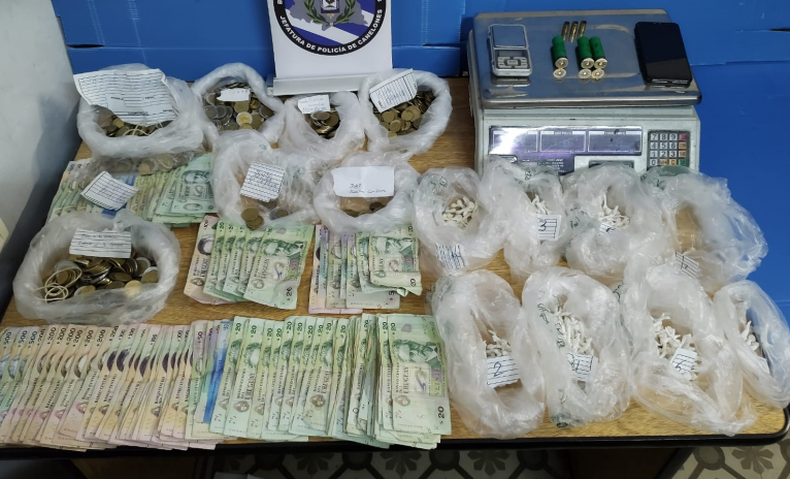 El allanamiento permitió incautar drogas, municiones y dinero en efectivo.