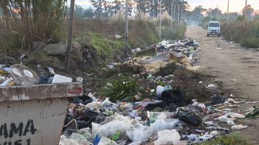 vecinos reclaman por calle intransitable en piedras blancas: entre la mugre y los pozos no podes andar