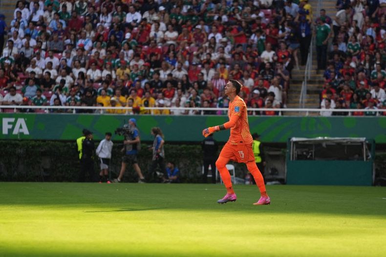 Marcelo Bielsa destacó la "grandeza" de Muslera y aseguró que no jugó con fiebre ante España