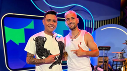 El cantante brasileño Felipe Araújo y el futbolista uruguayo Giorgian De Arrascaeta en un programa de televisión de Brasil.