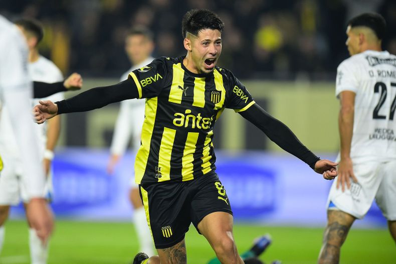 Peñarol debutó en el Intermedio con victoria ante Liverpool; jugó con diez desde los 30' del primer tiempo