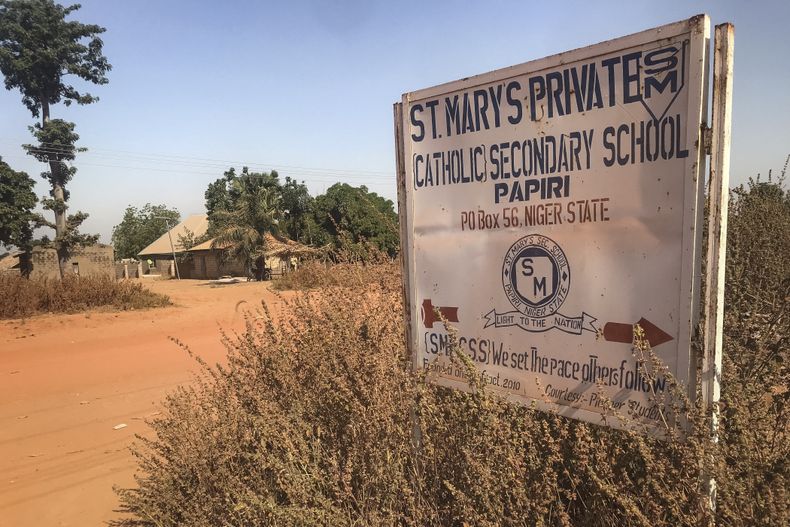 Nigeria: cincuenta alumnos lograron escapar tras el secuestro de más de 300 estudiantes de una escuela católica