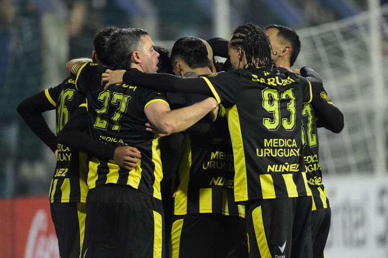 Peñarol venció a Defensor Sporting en el Franzini con goles de Arezo y Laxalt