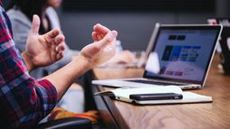 Tasa de empleo aumentó levemente en febrero, según el INE