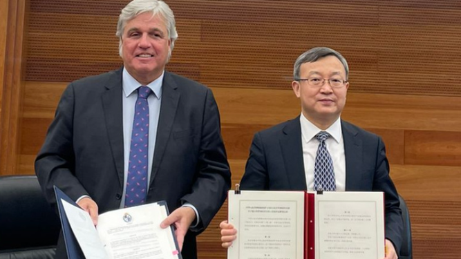 El canciller Francisco Bustillo firmó un memorándum con el representante internacional de Comercio de China, Wang Shouwen.