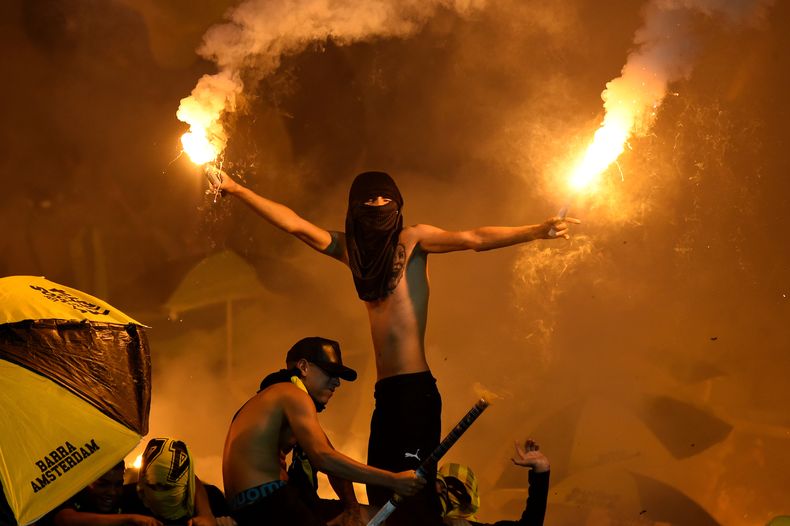 Nacional y Peñarol recibieron sanciones por los incidentes con bengalas en el clásico
