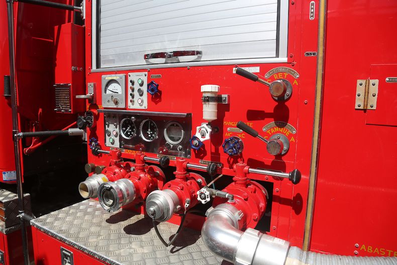 Bomberos trabaja para contener incendio en un edificio de Pocitos