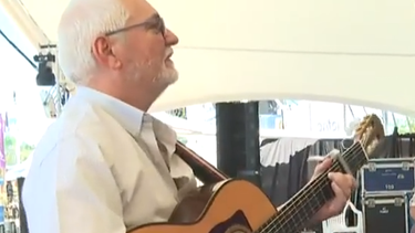 El cantante Cocorico Apesteche de la Sinfónica de Tambores en la Patria Gaucha.