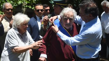 El presidente colombiano Gustavo Petro visitó a Mujica en su chacra y le entregó la Cruz de Boyacá