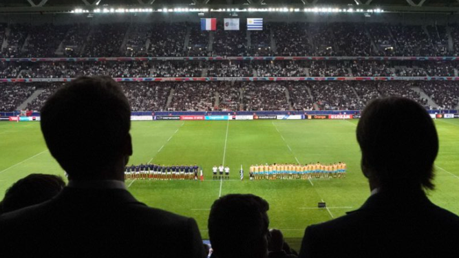 El presidente francés, Emmanuel Macron, y el mandatario uruguayo, Luis Lacalle Pou viendo el partido Francia-Uruguay del Mundial de Rugby.