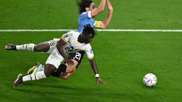 Cavani es derribado en el área en partido contra Ghana.