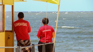 Guardavidas rescataron a joven en el balneario La Aguada
