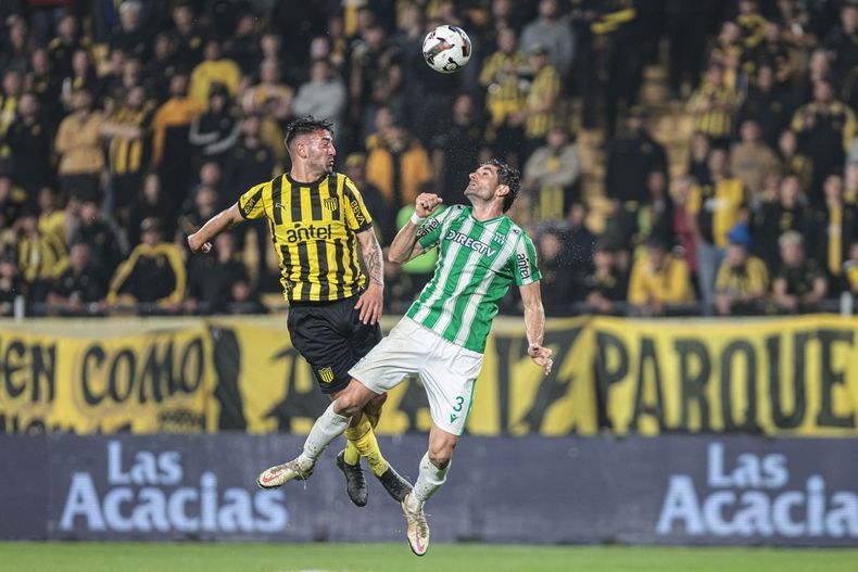 En un partido con polémicas, Peñarol empató con Racing y dejó pasar la oportunidad de llegar a lo más alto del Torneo Clausura.