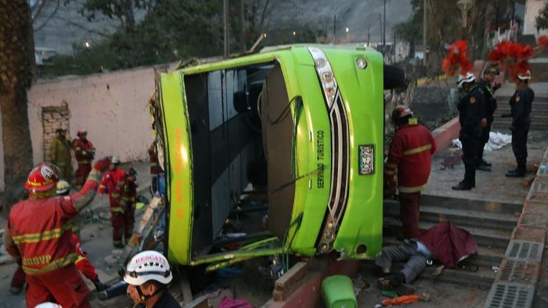 Nueve muertos y  35 heridos en vuelco de bus turístico en Lima