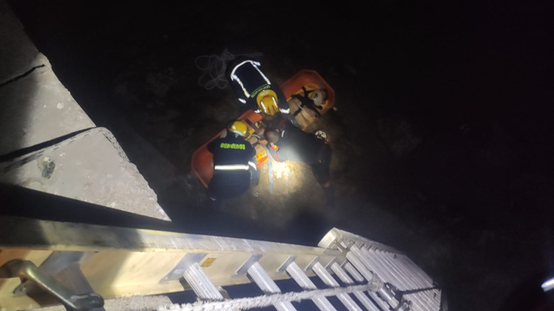 Hombre alcoholizado fue rescatado por Prefectura tras caer a las rocas en Dique Mauá.