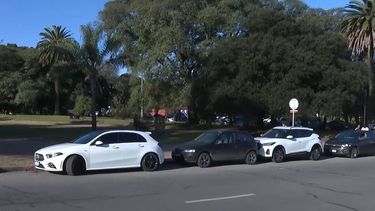 Un hombre ofreció ayuda para estacionar un auto y lo robó; fue detenido tras persecución policial