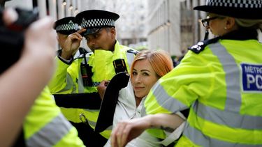 Una manifestante de Extinction Rebellion es detenida por la Policía en Londres.